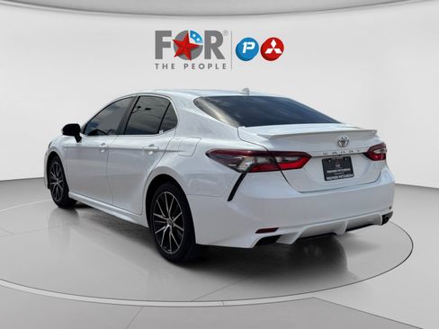 Used 2021 Toyota Camry SE image 3