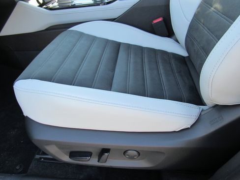 New 2025 Mitsubishi Outlander SE image 13