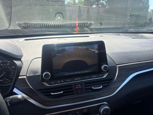 Used 2025 Nissan Altima 2.5 SV FWD image 24