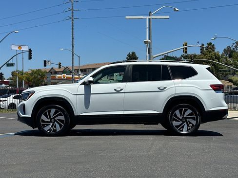 Used 2025 Volkswagen Atlas SE FWD image 2
