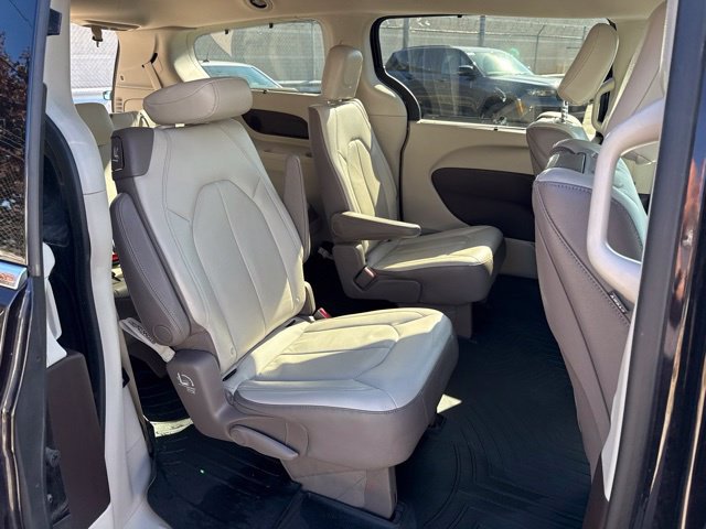 Used 2018 Chrysler Pacifica Touring-L Plus w/ Tire & Wheel Group FWD image 24
