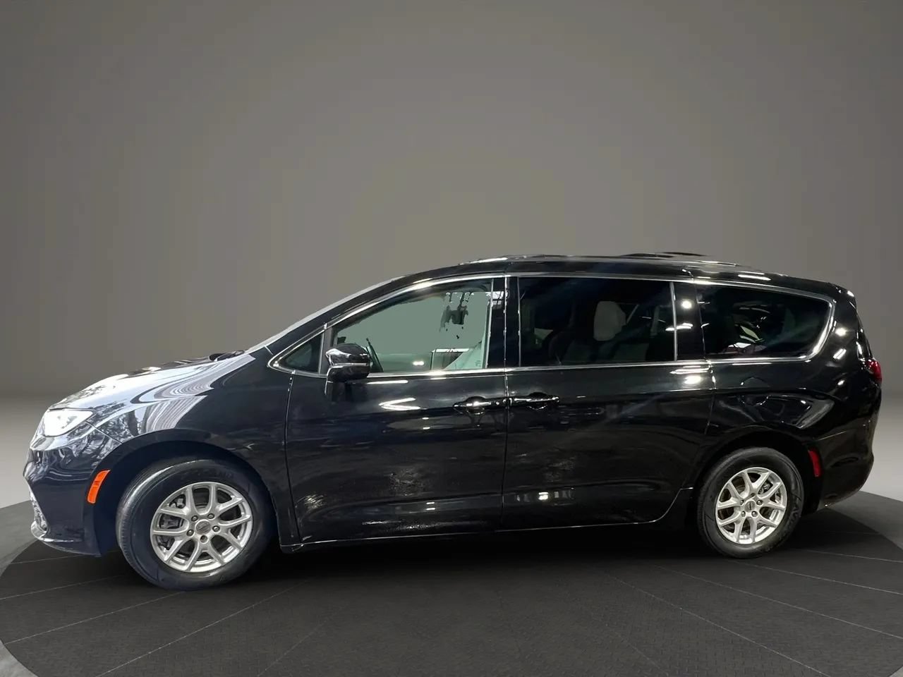 Used 2021 Chrysler Pacifica Touring-L w/ Uconnect Theater Family Group FWD image 2