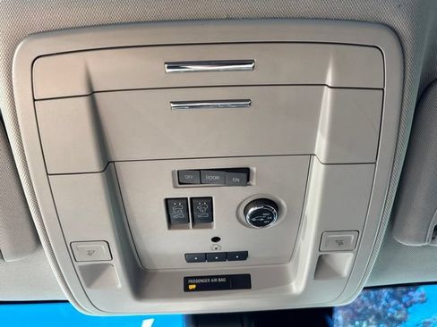 Used 2018 Chevrolet Suburban Premier AWD/4WD image 20
