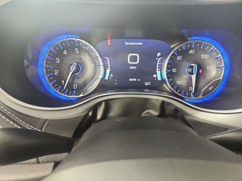 Used 2025 Chrysler Pacifica Limited image 17