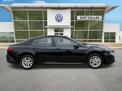 Used 2025 Toyota Camry SE image 2