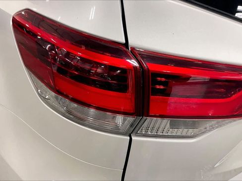 Used 2019 Toyota Highlander XLE AWD/4WD image 29