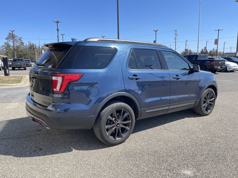 Used 2017 Ford Explorer XLT w/ XLT Appearance Package image 4