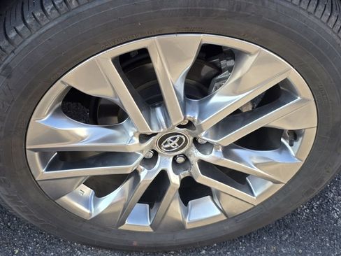 Certified 2020 Toyota RAV4 XLE Premium AWD/4WD image 21