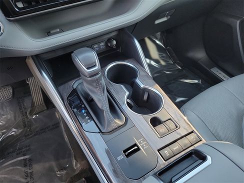 Used 2022 Toyota Highlander Limited image 18