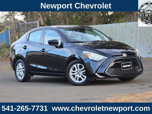 Used 2017 Toyota Yaris iA image 2