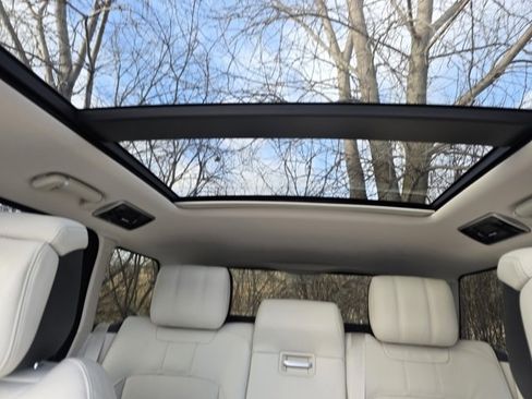 Used 2020 Land Rover Range Rover HSE image 11