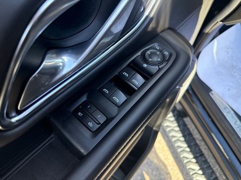 Used 2022 Chevrolet Suburban Z71 image 11