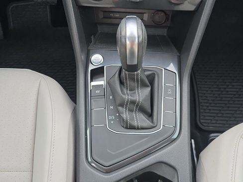 Used 2021 Volkswagen Tiguan SE image 12