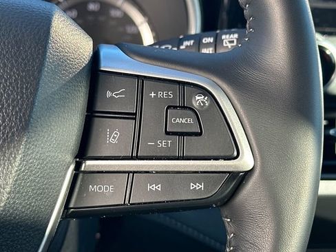 Used 2025 Toyota Highlander XLE image 22