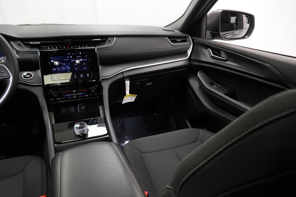 Certified 2025 Jeep Grand Cherokee Laredo X AWD/4WD image 19