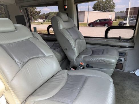 Used 2002 GMC Savana 1500 w/ SLE Marketing Option Pkg 3 RWD image 10