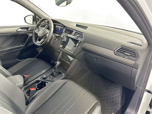 Used 2022 Volkswagen Tiguan SE R-Line image 29