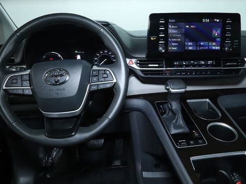 Used 2024 Toyota Sienna XLE image 39