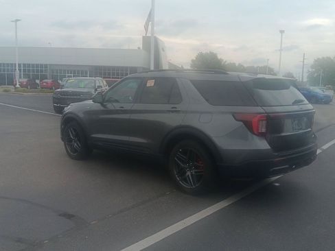 Used 2025 Ford Explorer ST-Line w/ ST-Line Street Pack AWD/4WD image 8