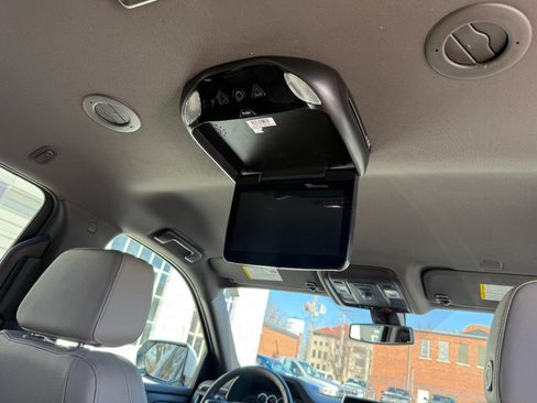 Used 2021 Chevrolet Suburban LT image 18