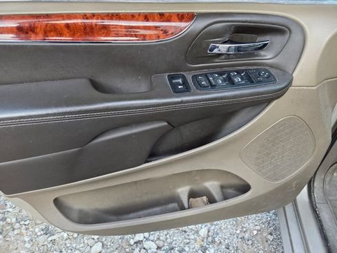 Used 2016 Chrysler Town & Country Touring w/ Driver Convenience Group FWD image 8