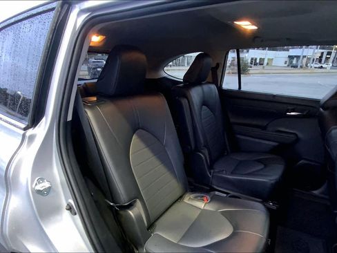 Used 2022 Toyota Highlander XLE image 19