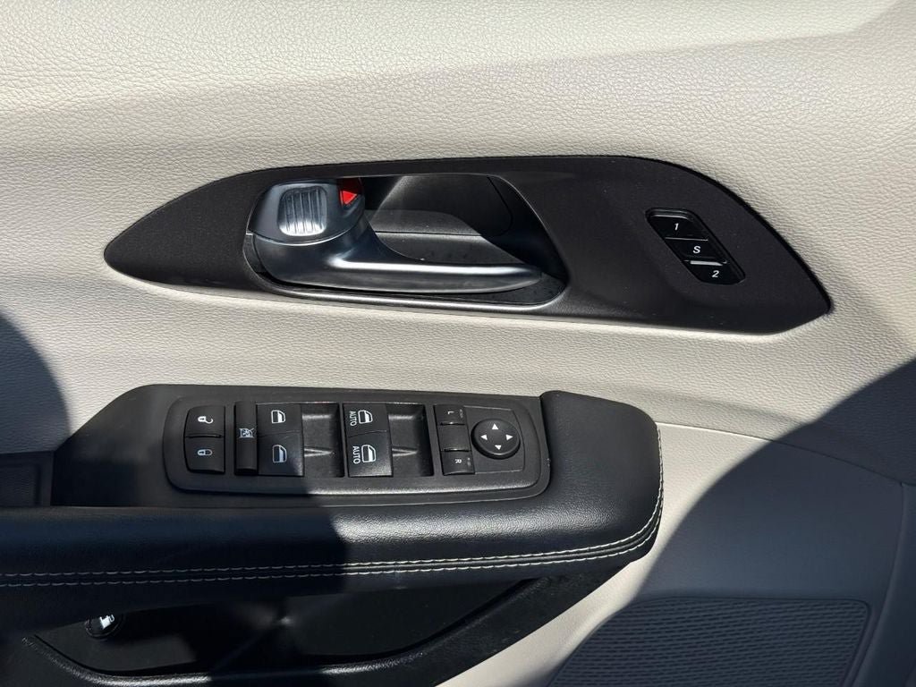 Used 2023 Chrysler Pacifica Touring-L FWD image 16