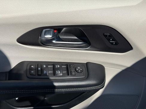 Used 2023 Chrysler Pacifica Touring-L FWD image 16