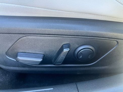 Used 2025 Hyundai Elantra Limited image 23