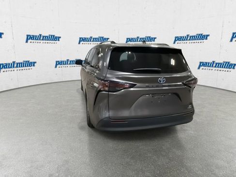Used 2023 Toyota Sienna XLE image 9