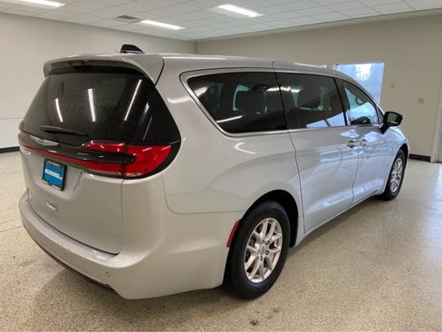 Used 2024 Chrysler Pacifica Touring-L image 5