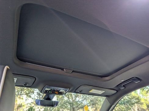 Used 2023 Chevrolet Traverse Premier image 20