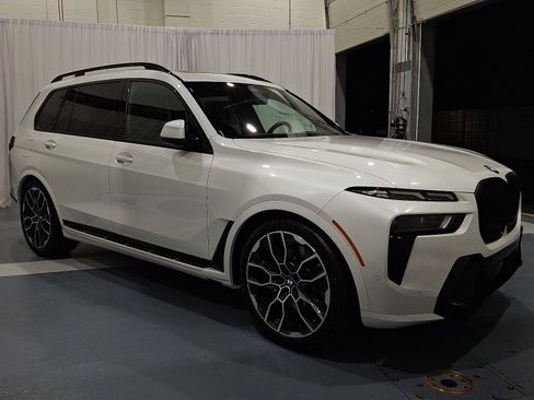 Used 2024 BMW X7 xDrive40i w/ M Sport Package image 7
