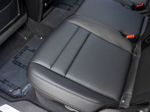 Certified 2025 Porsche Cayenne AWD/4WD image 40