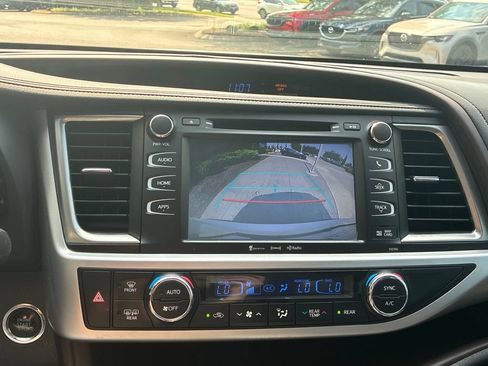 Used 2019 Toyota Highlander XLE AWD/4WD image 16