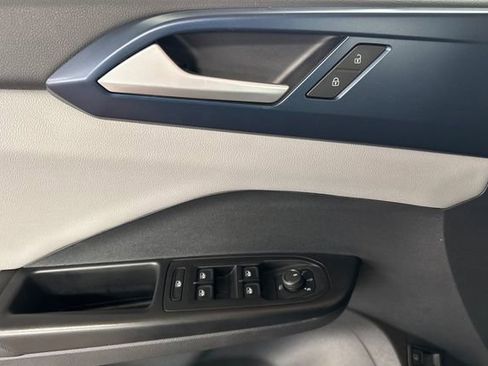 Certified 2022 Volkswagen Taos SE image 13