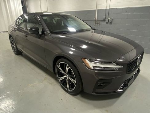 Used 2025 Volvo S60 B5 Core image 4