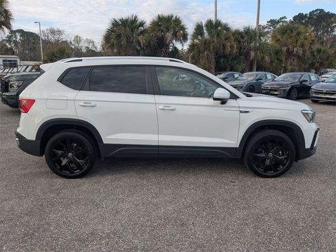 Used 2024 Volkswagen Taos SE image 3