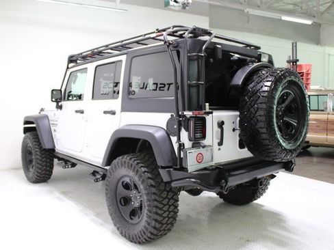 Used 2015 Jeep Wrangler Unlimited Rubicon w/ Connectivity Group AWD/4WD image 3