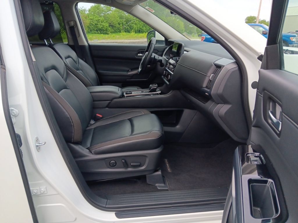 Used 2023 Nissan Pathfinder SL AWD/4WD image 39