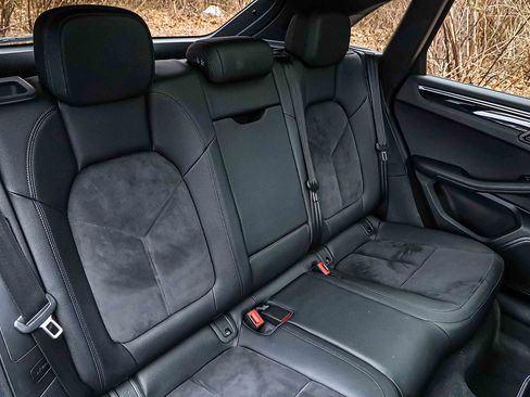 Used 2021 Porsche Macan image 25