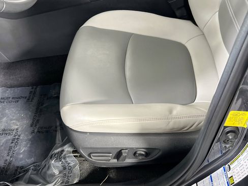 Used 2021 Toyota RAV4 XLE Premium image 18