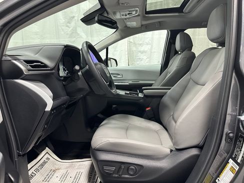 Used 2025 Toyota Sienna XLE w/ XLE Plus Package AWD/4WD image 14