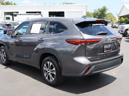 Used 2023 Toyota Highlander XLE FWD image 7