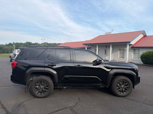 Used 2025 Toyota 4Runner SR5 AWD/4WD image 11