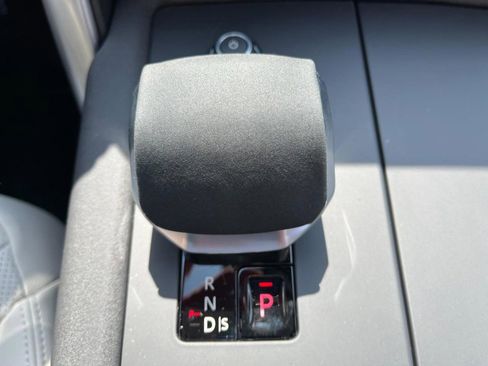 Used 2025 Land Rover Discovery S image 30