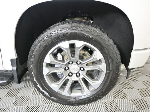 Used 2024 Chevrolet Silverado 1500 High Country w/ Technology Package AWD/4WD image 12
