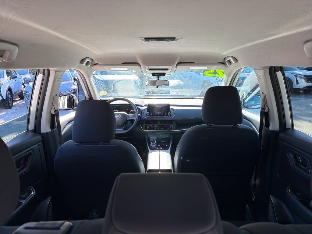 Used 2025 Nissan Rogue S AWD/4WD image 33