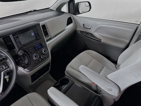 Used 2019 Toyota Sienna LE AWD/4WD image 23
