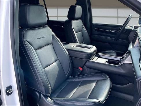 Used 2023 GMC Yukon XL Denali w/ Advanced Technology Package AWD/4WD image 7